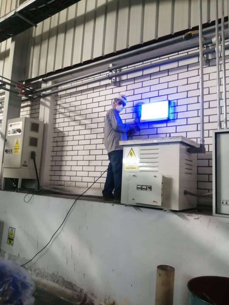 Instalación de Capturador de Moscas y Otros Insectos Voladores en la pared de una Fábrica